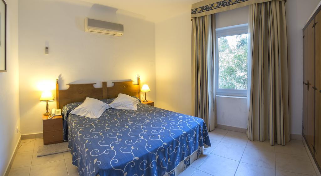 Hotel Rocamar カダケス 部屋 写真